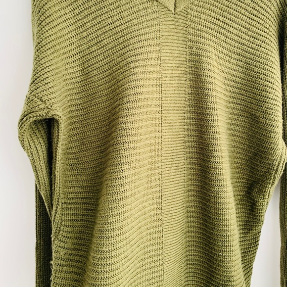 Olive green very warm knitted sweater. Medium - Picture 8 of 10